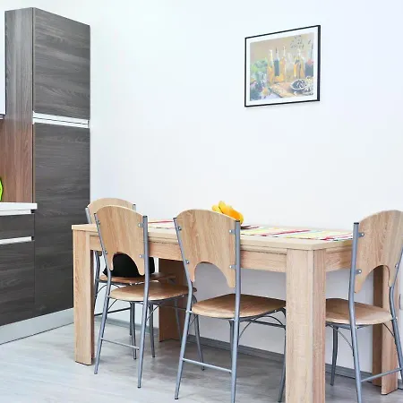 Mariel In Center * Split