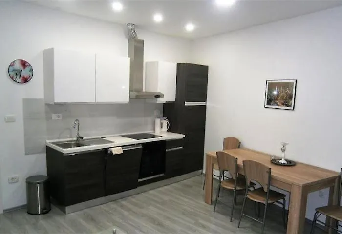 Mariel In Center * Split