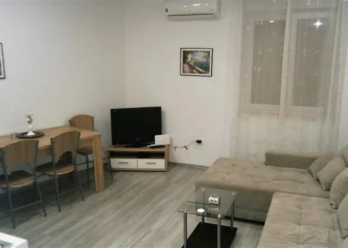 Mariel In Center * Split