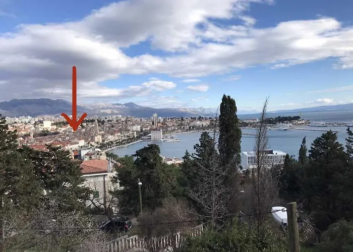 Mariel In Center Split