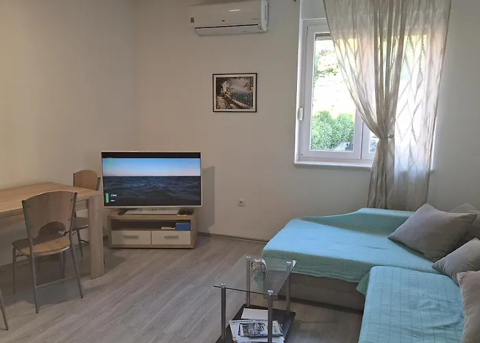 Mariel In Center Split