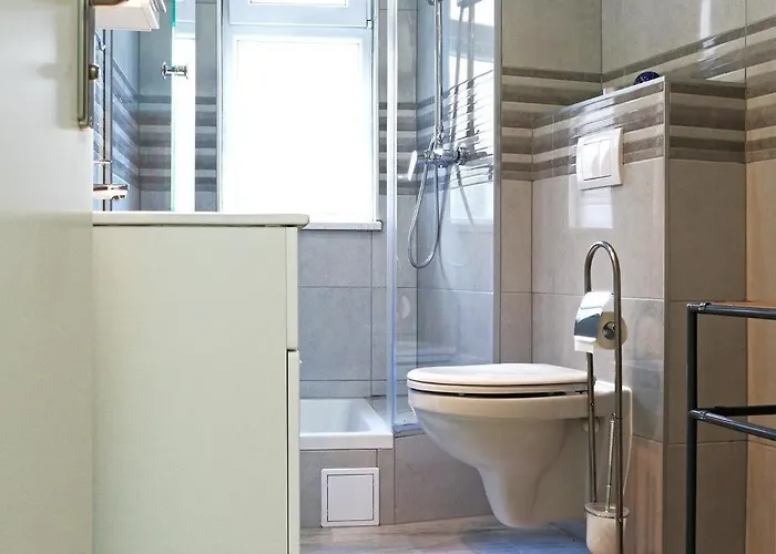 Mariel In Center Split