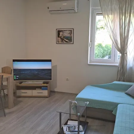 Mariel In Center Split