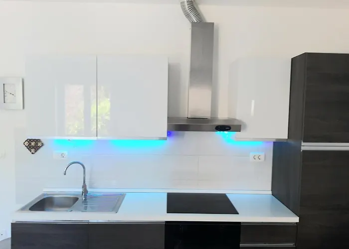 Mariel In Center Split