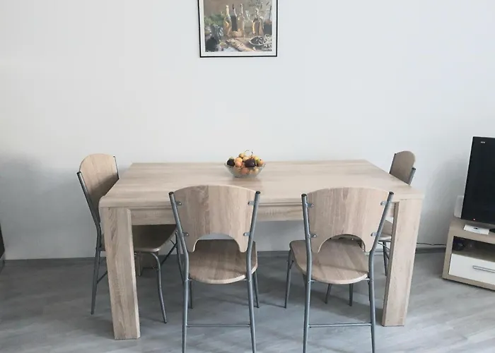 Mariel In Center * Split