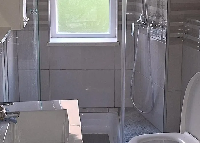 Mariel In Center Split